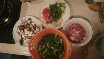 香菇蒜苔炒肉的做法步骤2