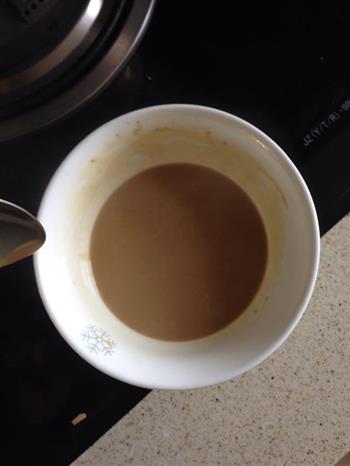 咖啡奶油海绵蛋糕卷的做法步骤5