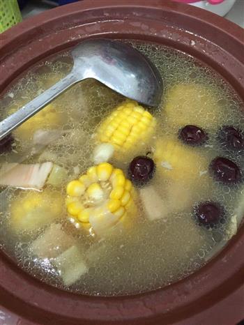 莲藕玉米排骨汤的做法步骤2