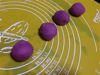 紫薯芝士蜗牛卷的做法图解2