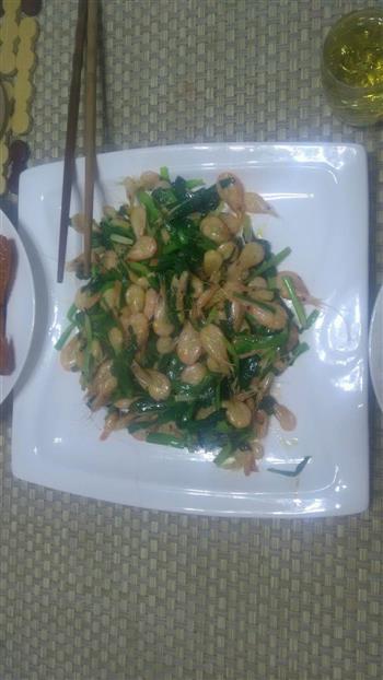韭菜炒河虾的做法步骤1