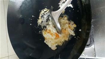 韭菜鸡蛋炒饭的做法步骤3