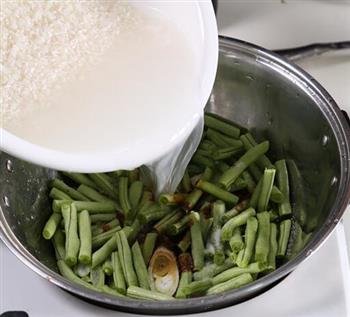 自动烹饪锅简单做豆角焖饭的做法步骤2