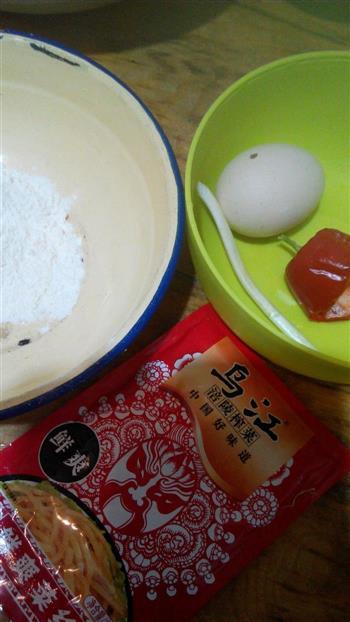 榨菜鸡蛋饼一乌江榨菜的做法步骤1