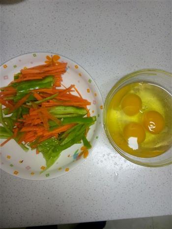 胡萝卜青椒炒蛋的做法步骤1