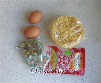 荷包鸡蛋榨菜方便面–乌江榨菜的做法步骤1