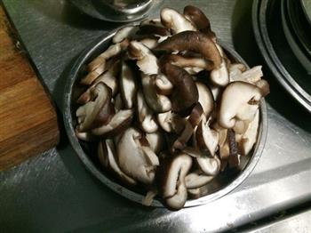 香菇炒莴笋-抗衰老的食谱的做法图解1