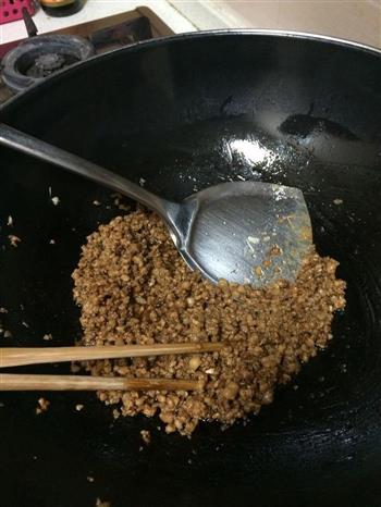 榨菜鲜肉小笼包—乌江榨菜的做法步骤2