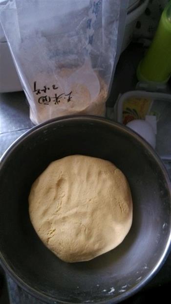 铁锅黄鱼贴玉米饼子的做法步骤1