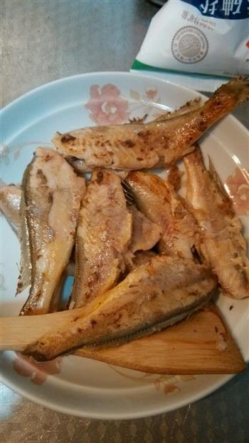 铁锅黄鱼贴玉米饼子的做法步骤2
