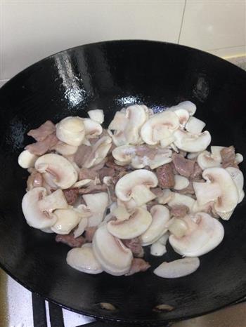 蘑菇炒肉片的做法步骤6