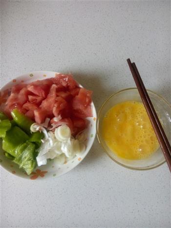 西红柿青椒炒蛋的做法步骤2