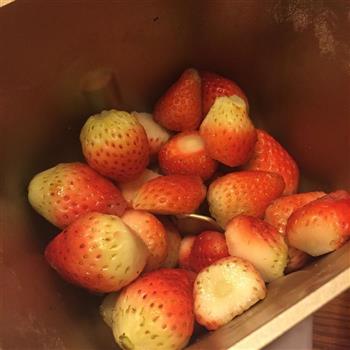 红红惹人爱的-自制草莓酱的做法步骤1