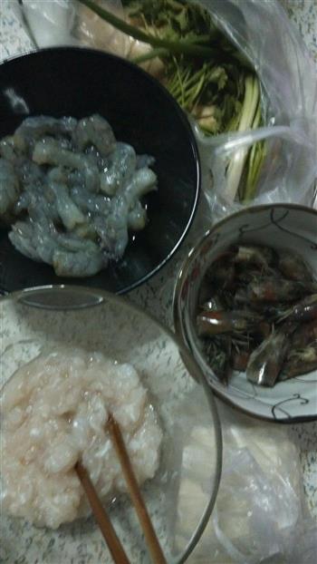 鲜虾云吞面—乌江榨菜的做法步骤1