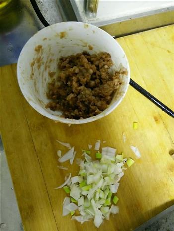 简易版肉末香菇焖面的做法步骤3