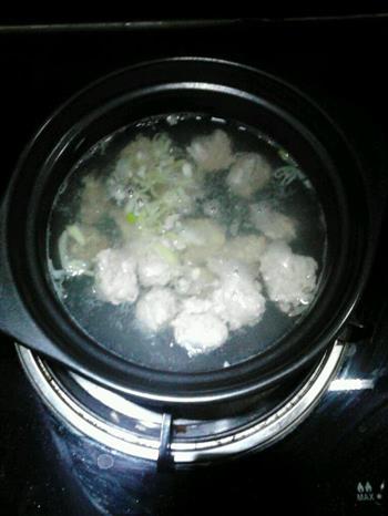 砂锅猪肉丸子汤的做法步骤4