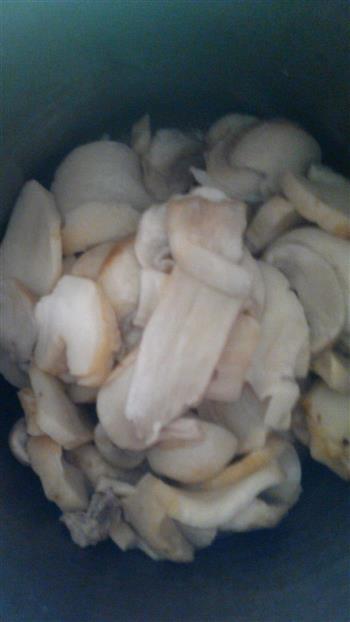 蘑菇排骨汤的做法图解2