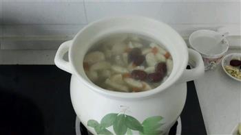 猴菇排骨汤的做法图解2