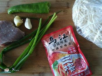 榨菜肉丝面-乌江榨菜的做法步骤1