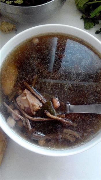 一口气喝一大碗的茶树菇花生排骨汤的做法步骤1