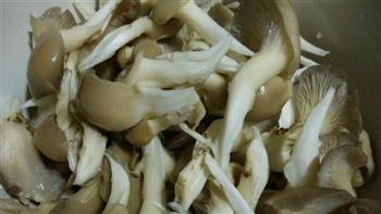 椒盐蘑菇-怎么酥脆怎么炸的做法步骤1