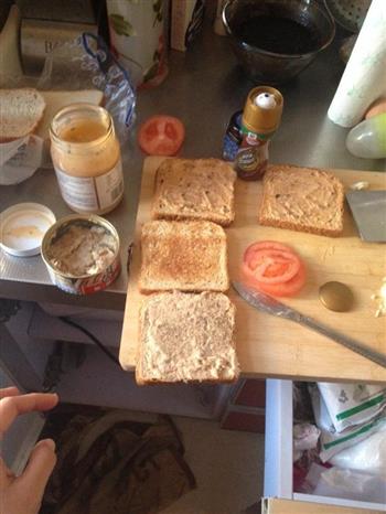 金枪鱼三明治营养早餐的做法步骤1