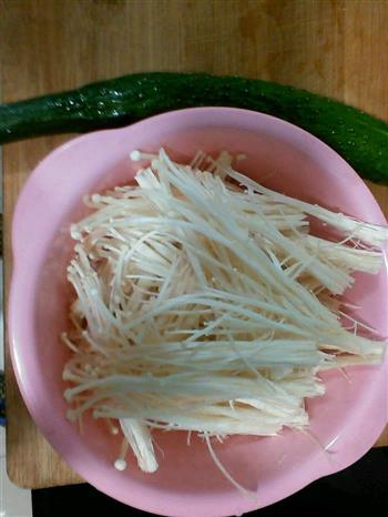 家常小菜-金针菇拌黄瓜的做法步骤1
