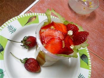 渐变色草莓酸奶果泥冰淇淋的做法步骤11