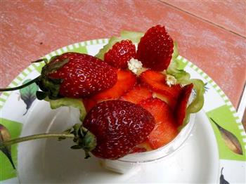 渐变色草莓酸奶果泥冰淇淋的做法步骤13