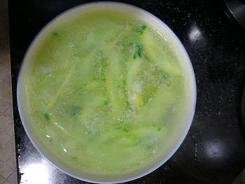 黄瓜皮蛋汤的做法步骤1