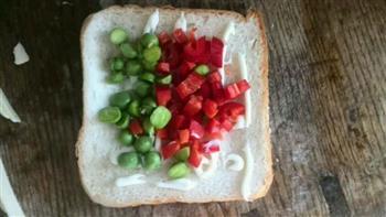 爱心煎蛋+蔬菜三明治的做法步骤1