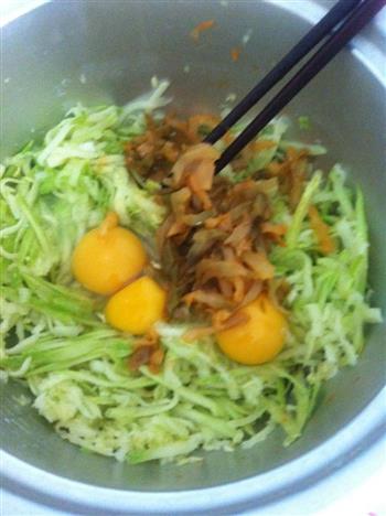 榨菜西葫芦鸡蛋饼—乌江榨菜的做法图解2