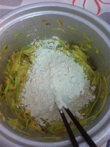榨菜西葫芦鸡蛋饼—乌江榨菜的做法步骤3
