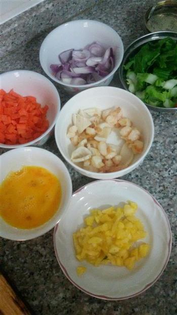 泰式菠萝炒饭的做法步骤1