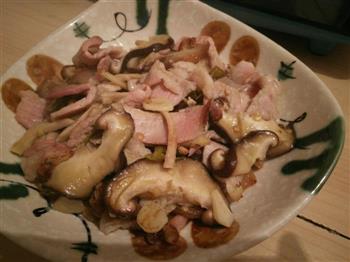 香菇炒熏肉的做法步骤4