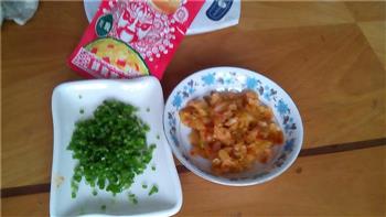 葱花榨菜鸡蛋饼-乌江榨菜的做法步骤1