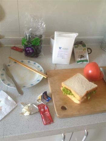 早午餐Brunch-蔬菜培根三明治配奶蛋的做法图解1