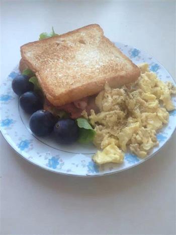 早午餐Brunch-蔬菜培根三明治配奶蛋的做法图解4