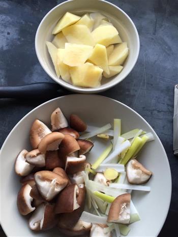 土豆香菇炖小鸡的做法图解1