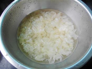 润肤美白-雪耳椰汁牛奶羹的做法步骤3