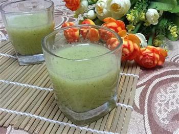 黄瓜猕猴桃汁的做法步骤5