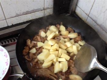 土豆烧鸡的做法步骤9