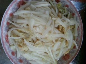 东北酸菜炖猪肉粉条的做法图解2