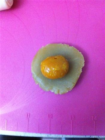莲蓉蛋黄酥的做法步骤12