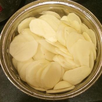 凉拌麻辣土豆片的做法步骤1