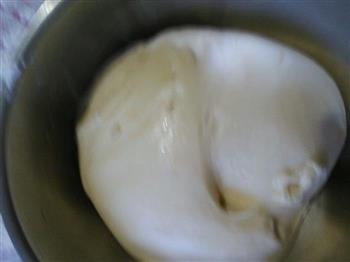 一步一步教你做超级柔软的豆沙卷面包的做法步骤6