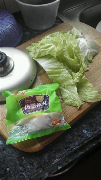 出水清燕-墨鱼丸白菜肉燕丝的做法步骤3