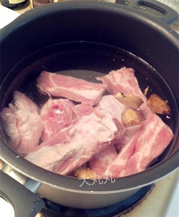 冬日煲汤-花生红枣排骨汤的做法步骤2