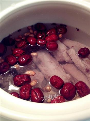 冬日煲汤-花生红枣排骨汤的做法步骤3