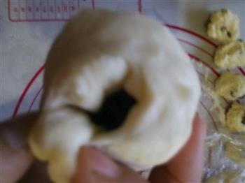 豆沙卷面包-比较主流的整形法的做法步骤7